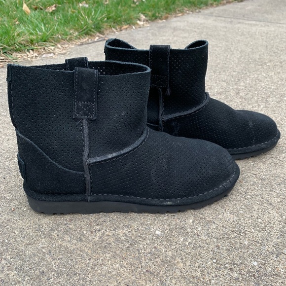 Black UGGS - Picture 1 of 2